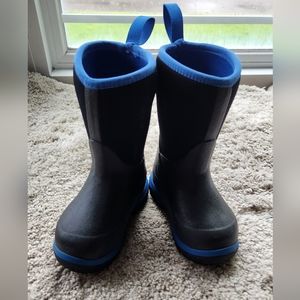 Gently used Muk boots, size infant 7, black and blue